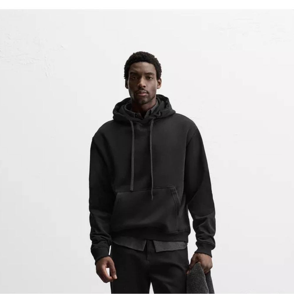 Zara Black Pullover Hoodie with Relaxed Fit